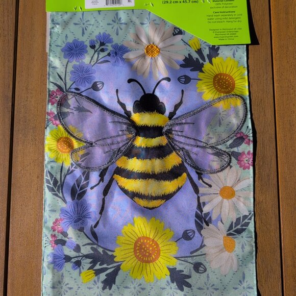 Embroidered Yard Flag Featuring Bumblebee And Flowers 100% Recycled Fabric Women - Picture 7 of 7